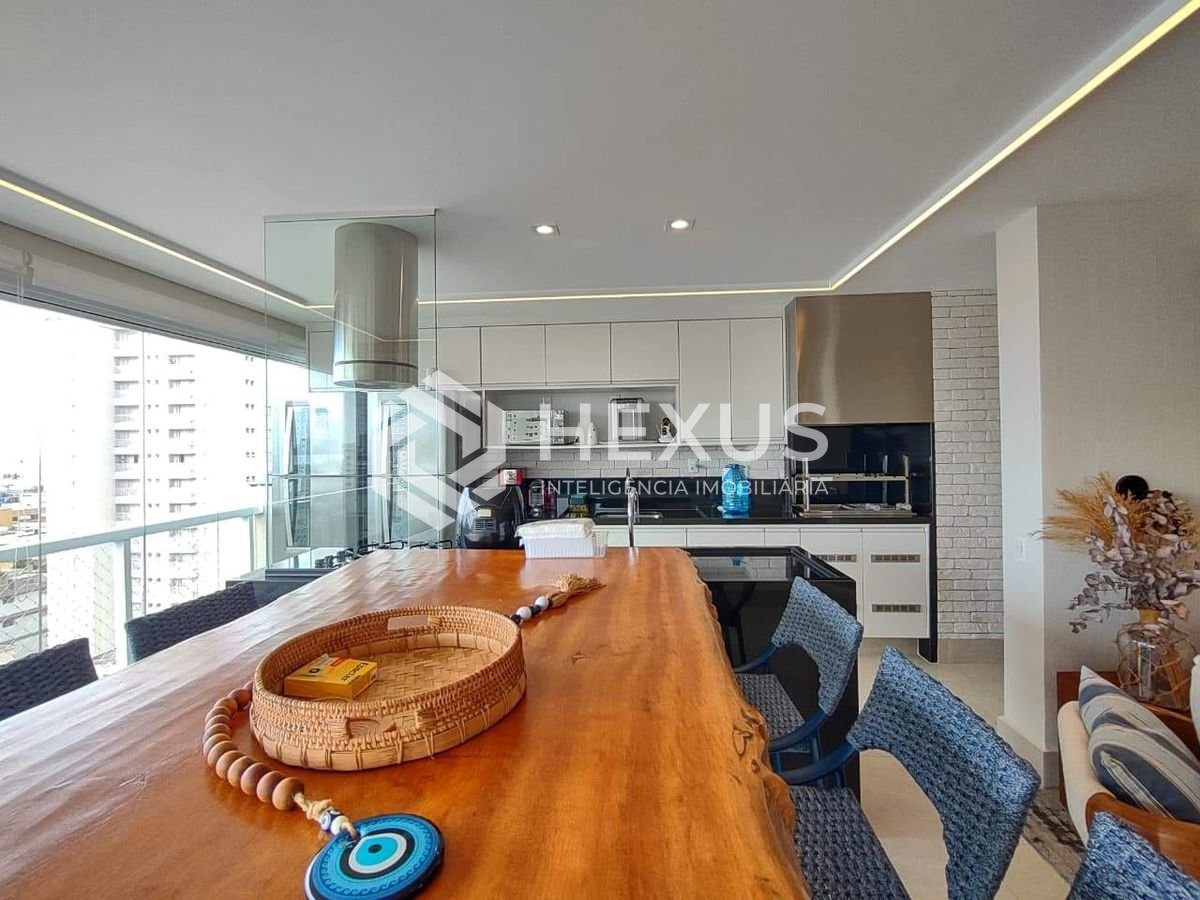 Foto 3 de Apartamento reformado com varanda gourmet vista mar na Praia da Enseada, Guaruja