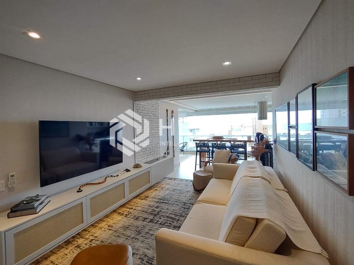 Foto 5 de Apartamento reformado com varanda gourmet vista mar na Praia da Enseada, Guaruja