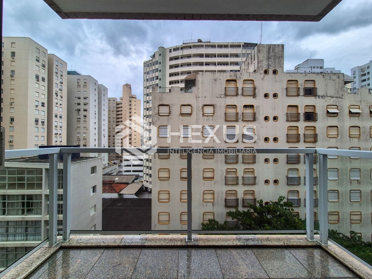 Foto 2 de Apartamento reformado com varanda e vista mar na quadra da praia das Pitangueiras, Guaruja