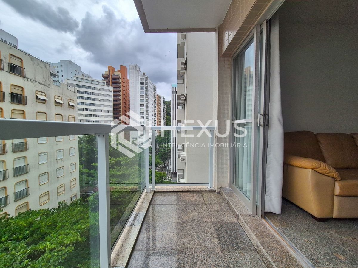 Foto 3 de Apartamento reformado com varanda e vista mar na quadra da praia das Pitangueiras, Guaruja