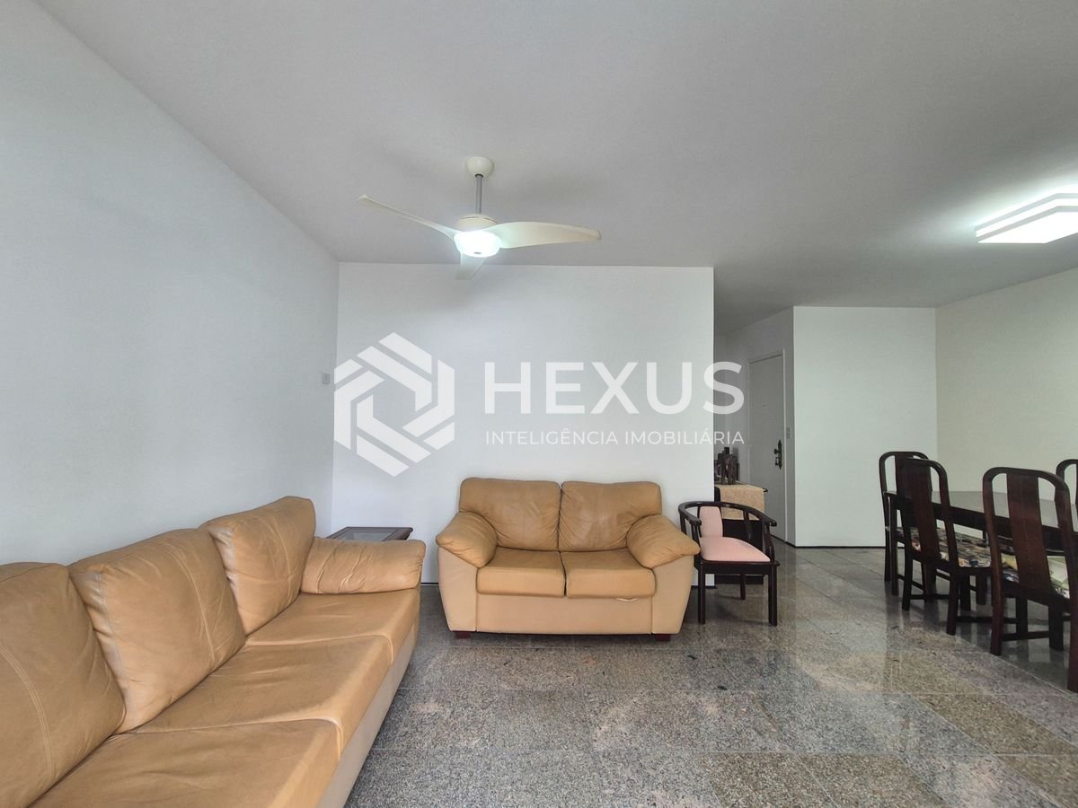 Foto 4 de Apartamento reformado com varanda e vista mar na quadra da praia das Pitangueiras, Guaruja