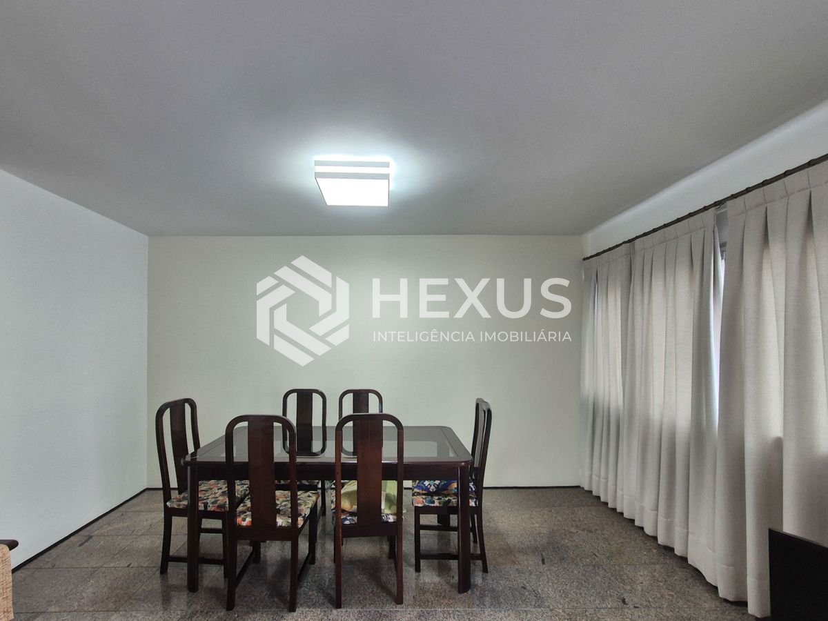 Foto 5 de Apartamento reformado com varanda e vista mar na quadra da praia das Pitangueiras, Guaruja