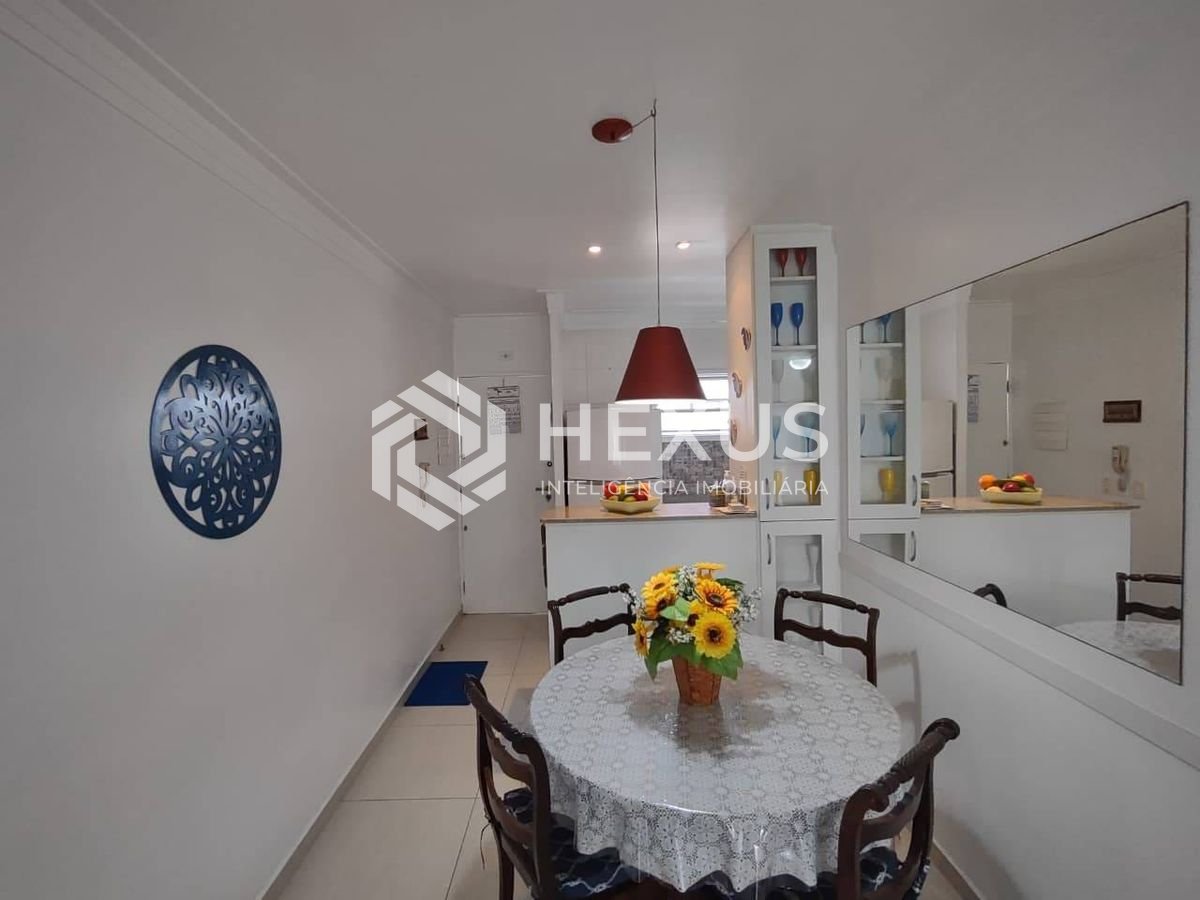 Foto 4 de Apartamento reformado com varanda e lazer na Praia da Enseada, Guaruja