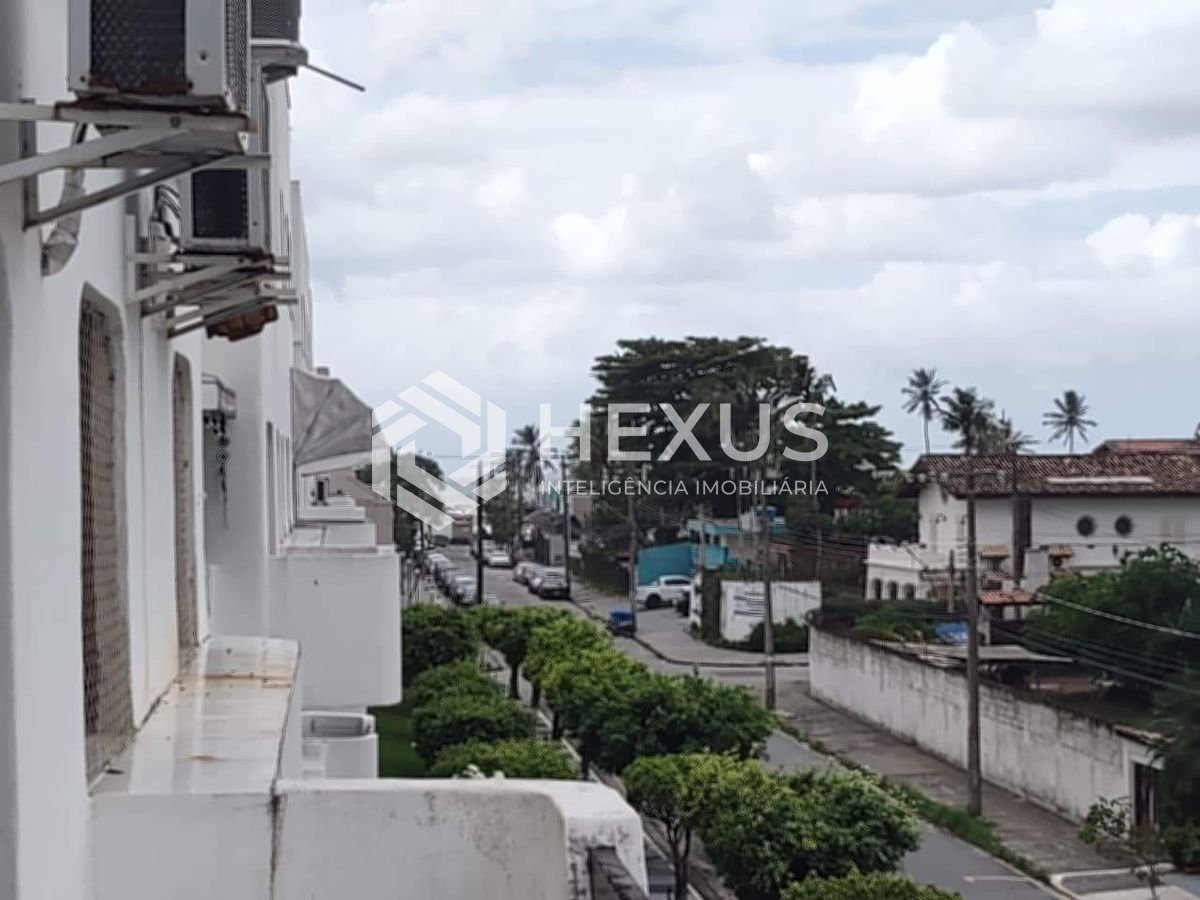 Foto 4 de Apartamento reformado com varanda e lazer na Praia da Enseada, Guaruja