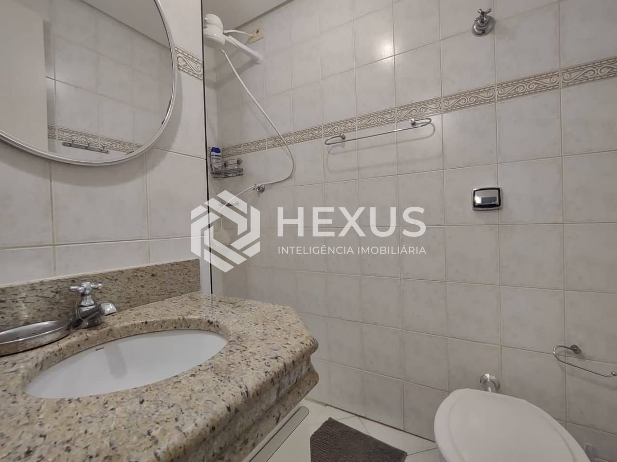 Foto 5 de Apartamento reformado com varanda e lazer na Praia da Enseada, Guaruja