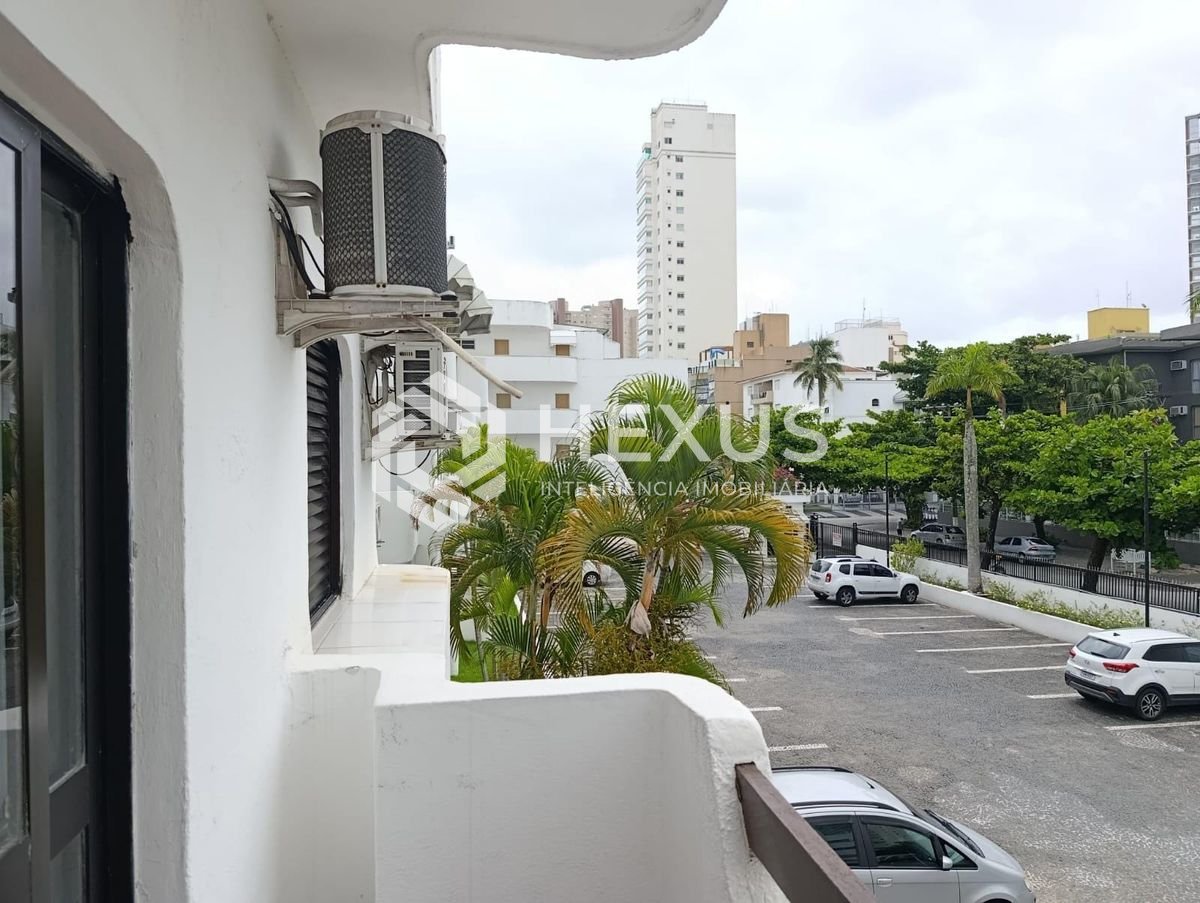 Foto 4 de Apartamento reformado com varanda e lazer na Enseada, Guarujá