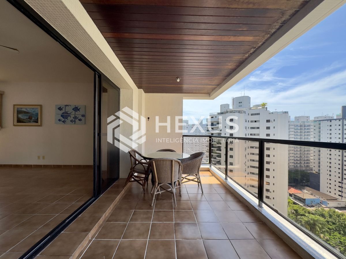 Foto 2 de Apartamento com varanda vista mar e lazer a 2 quadras da praia na região da Vila Maia nas Pitangueiras, Guarujá