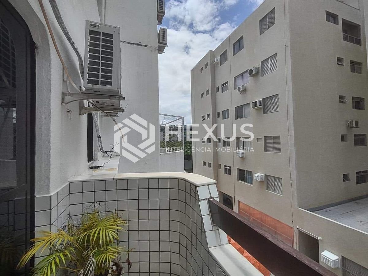 Foto 5 de Apartamento reformado com varanda e lazer na Praia da Enseada, Guaruja