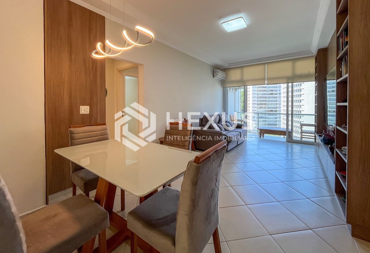 Foto 2 de Apartamento reformado frente mar com varanda na Praia das Pitangueiras, Guarujá