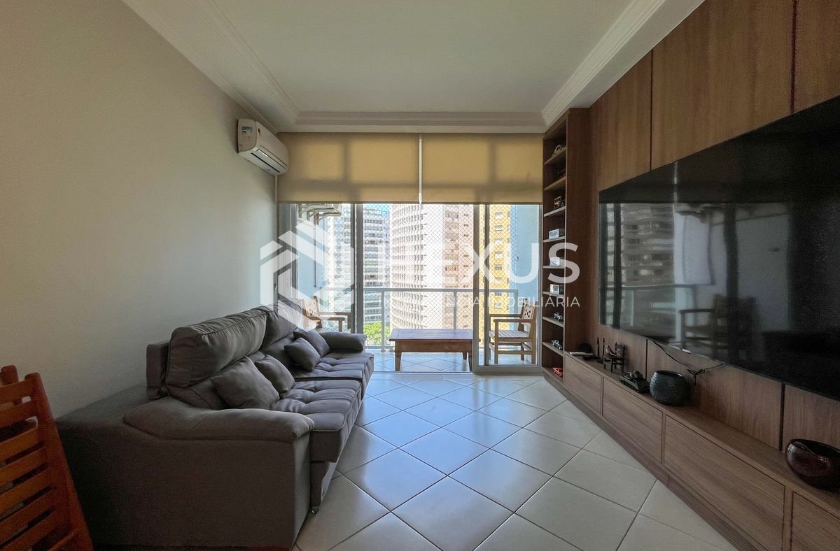 Foto 3 de Apartamento reformado frente mar com varanda na Praia das Pitangueiras, Guarujá
