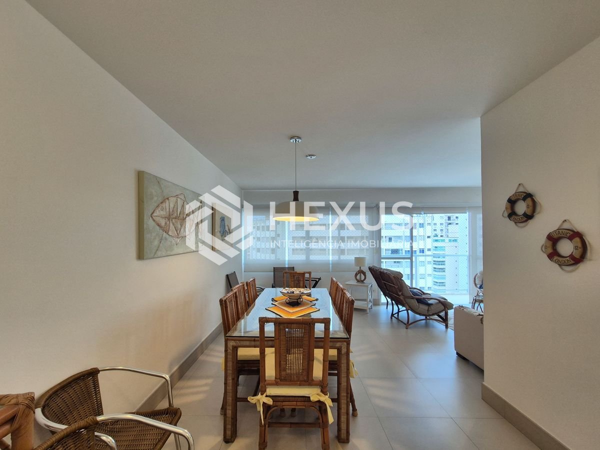 Foto 5 de Apartamento reformado com varanda vista mar na beira mar da Praia das Pitangueiras, Guaruja