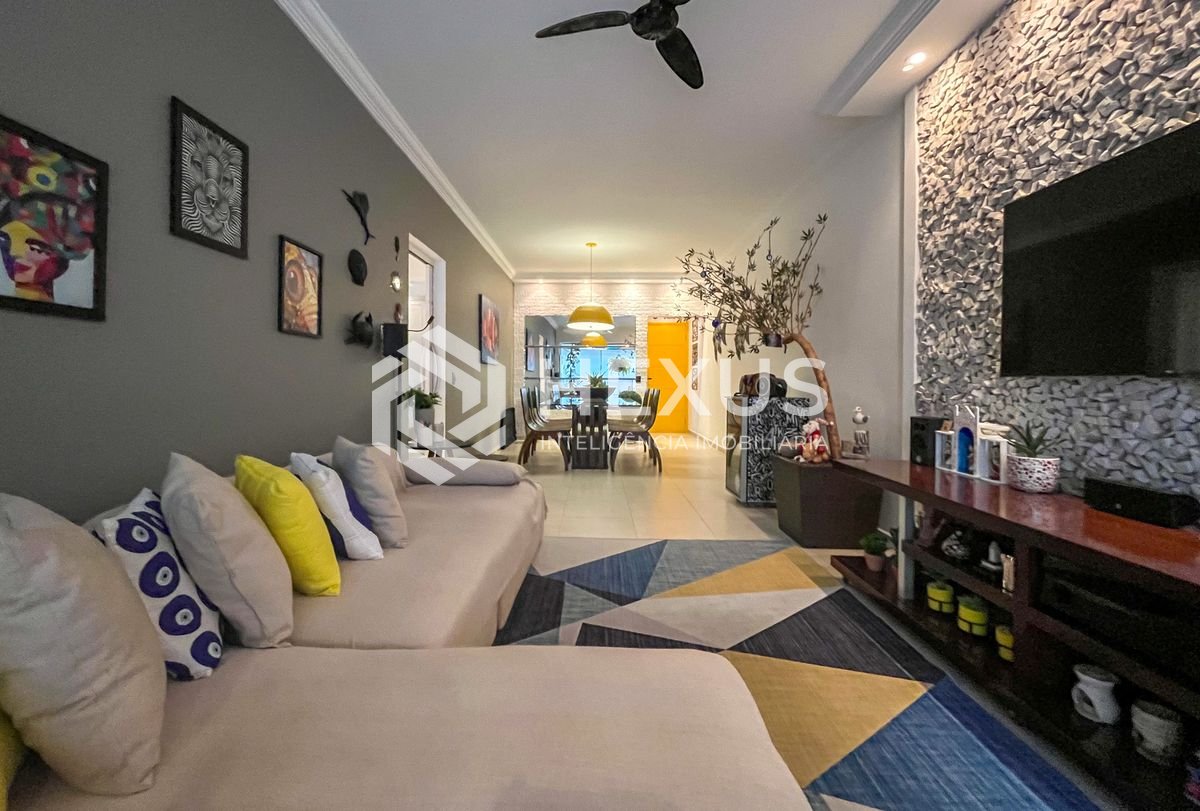 Foto 2 de Apartamento reformado com varanda e lazer a 70m da Praia das Pitangueiras, Guaruja