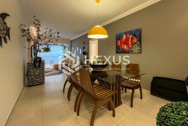 Foto 3 de Apartamento reformado com varanda e lazer a 70m da Praia das Pitangueiras, Guaruja