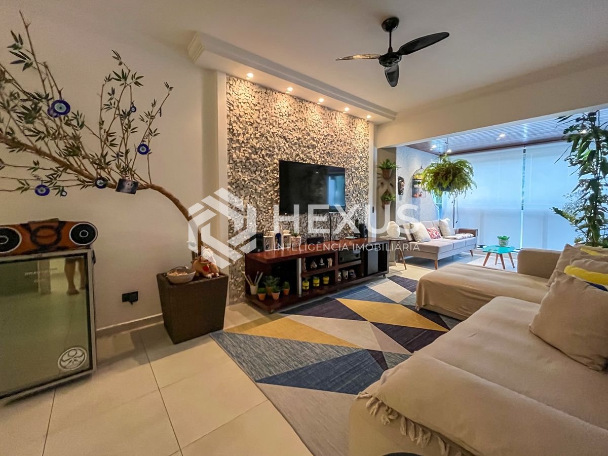 Foto 4 de Apartamento reformado com varanda e lazer a 70m da Praia das Pitangueiras, Guaruja