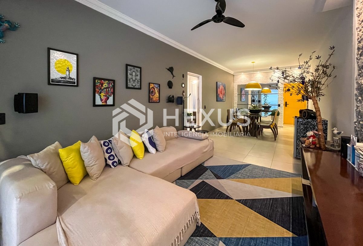 Foto 5 de Apartamento reformado com varanda e lazer a 70m da Praia das Pitangueiras, Guaruja