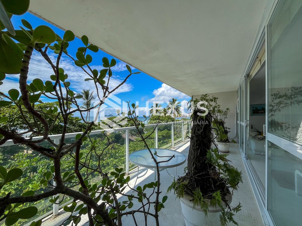 Foto 3 de Apartamento frente mar com varanda vista mar e lazer na Praia das Pitangueiras, Guaruja