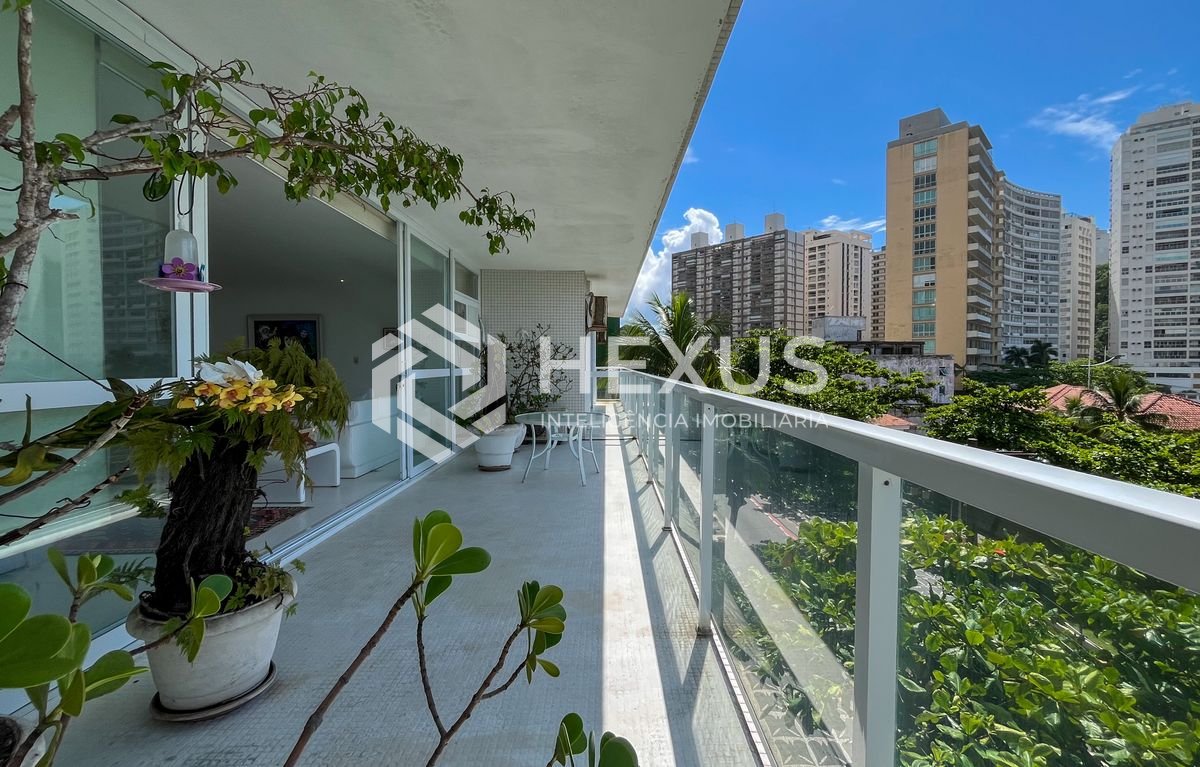 Foto 4 de Apartamento frente mar com varanda vista mar e lazer na Praia das Pitangueiras, Guaruja