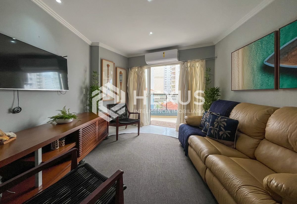 Foto 2 de Apartamento com varanda e lazer a 80m da Praia das Pitangueiras, Guaruja