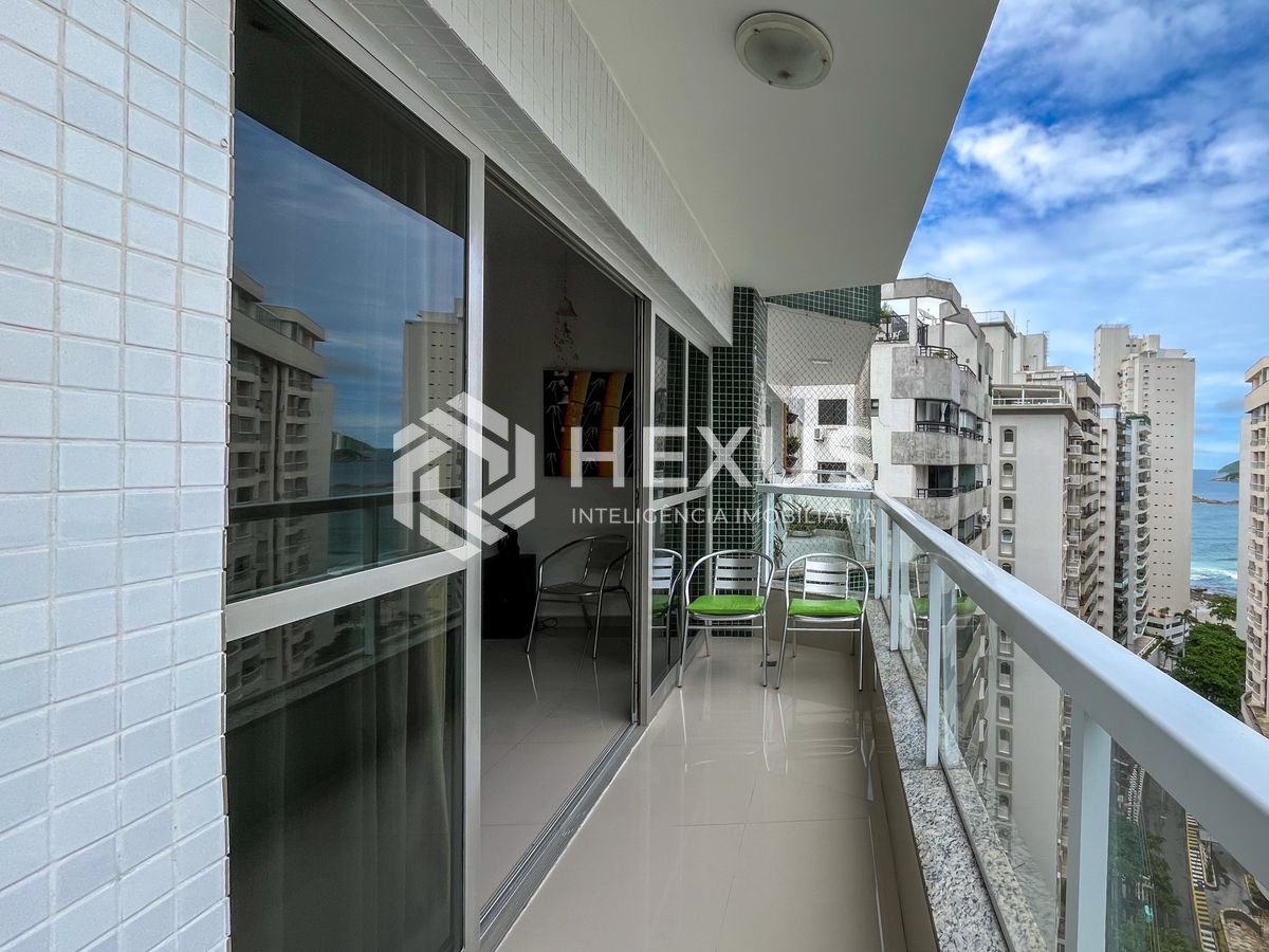 Foto 3 de Apartamento com varanda vista mar na Praia das Pitangueiras, Guaruja