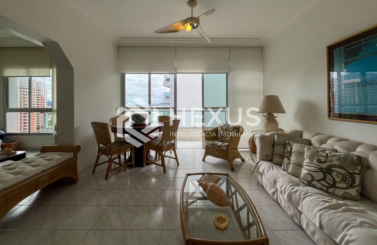 Foto 3 de Apartamento com varanda vista mar na beira mar da Praia das Pitangueiras, Guaruja