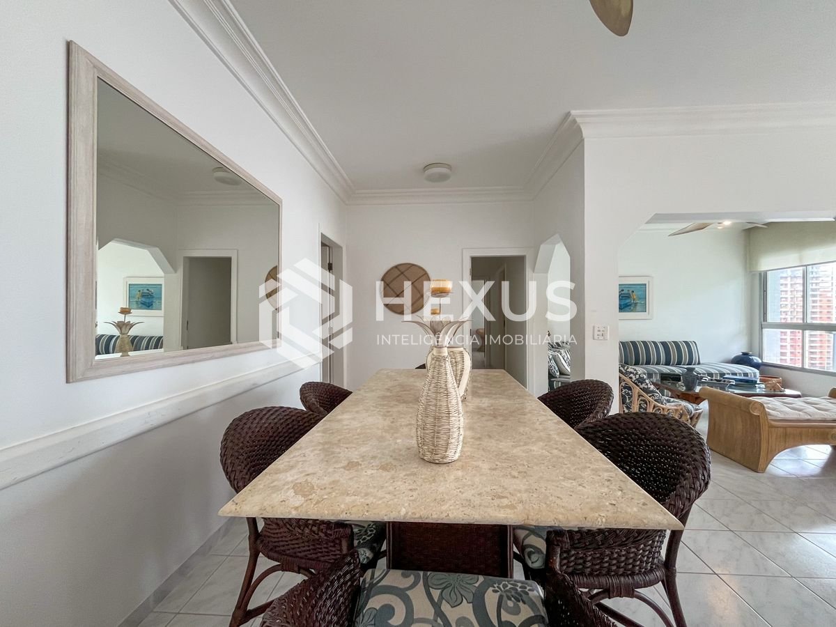 Foto 4 de Apartamento com varanda vista mar na beira mar da Praia das Pitangueiras, Guaruja