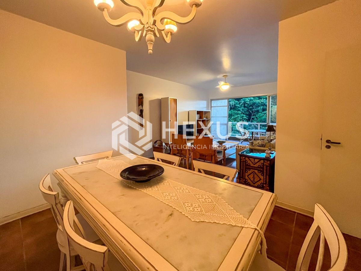 Foto 3 de Apartamento reformado com varanda vista mar e lazer nas Pitangueiras, Guarujá