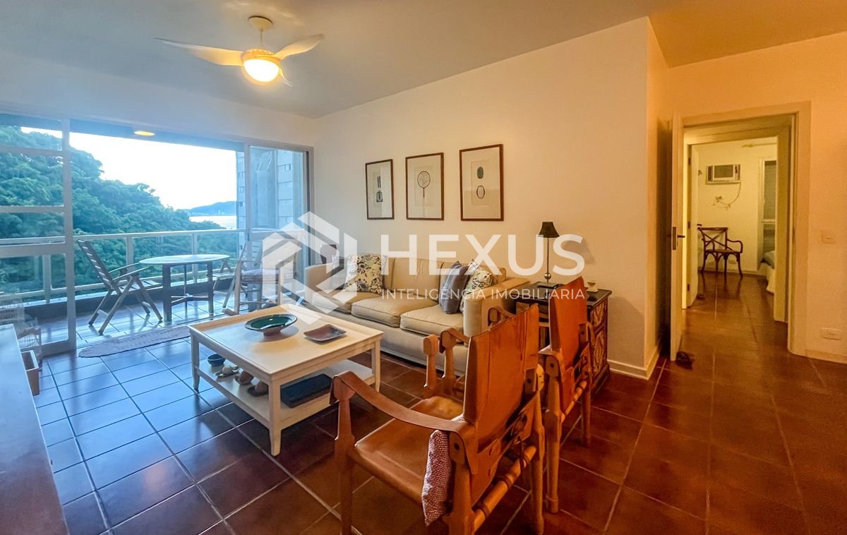 Foto 4 de Apartamento reformado com varanda vista mar e lazer nas Pitangueiras, Guarujá
