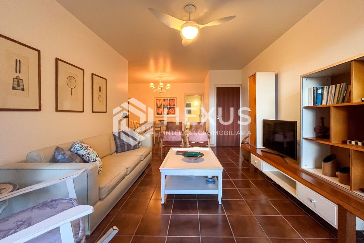 Foto 2 de Apartamento reformado com varanda vista mar e lazer nas Pitangueiras, Guarujá