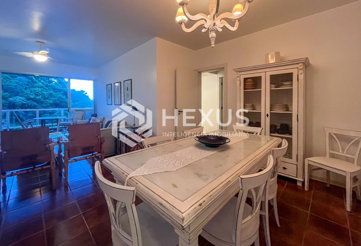 Foto 5 de Apartamento reformado com varanda vista mar e lazer nas Pitangueiras, Guarujá