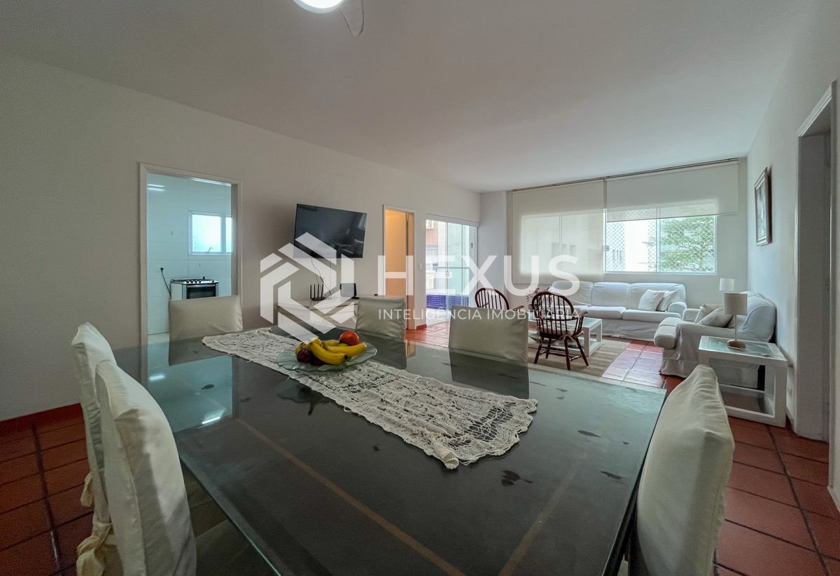 Foto 3 de Apartamento frente mar com varanda na Praia das Pitangueiras, Guaruja