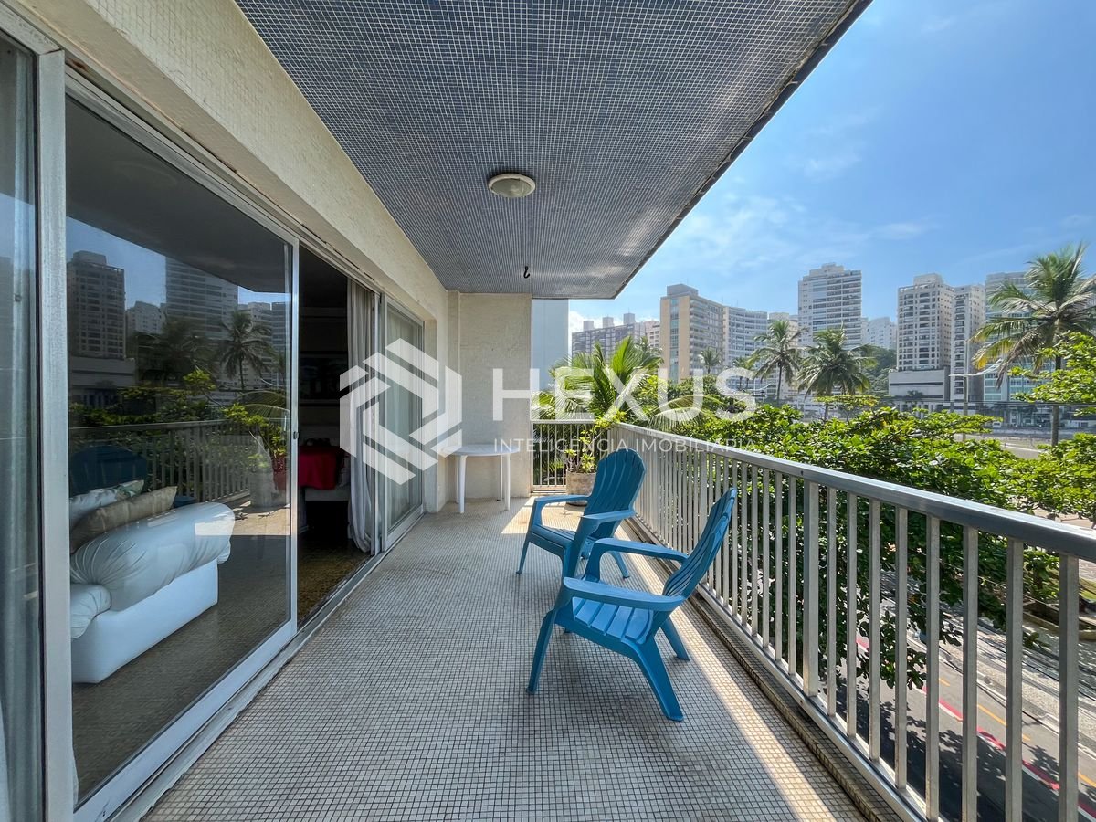 Foto 2 de Apartamento frente mar com varanda na Praia das Pitangueiras, Guaruja