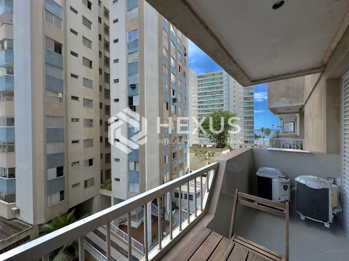 Foto 3 de Apartamento com varanda e lazer na beira mar da Praia das Pitangueiras, Guaruja