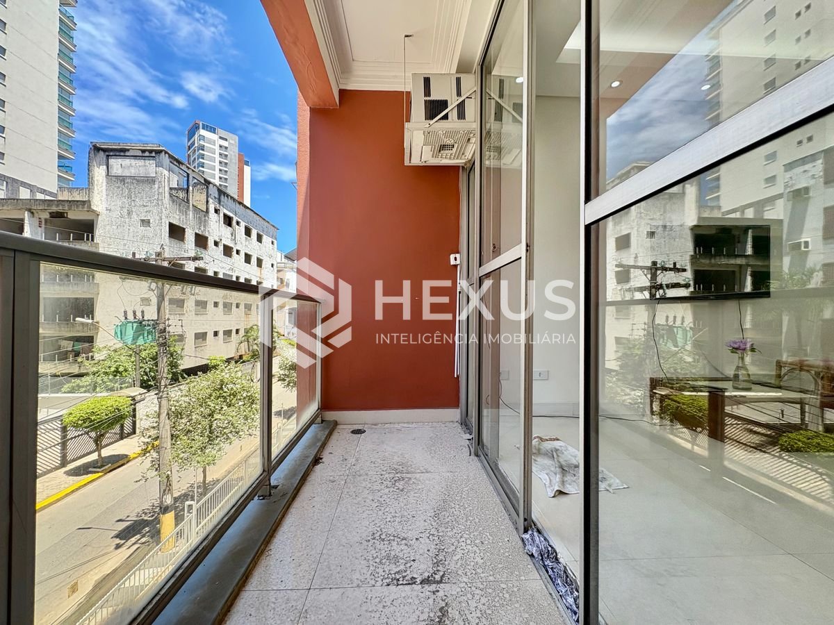 Foto 3 de Apartamento reformado com varanda na Praia da Enseada, Guaruja