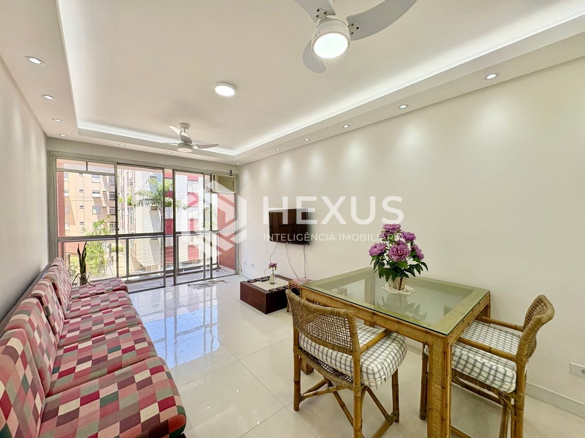 Foto 4 de Apartamento reformado com varanda na Praia da Enseada, Guaruja