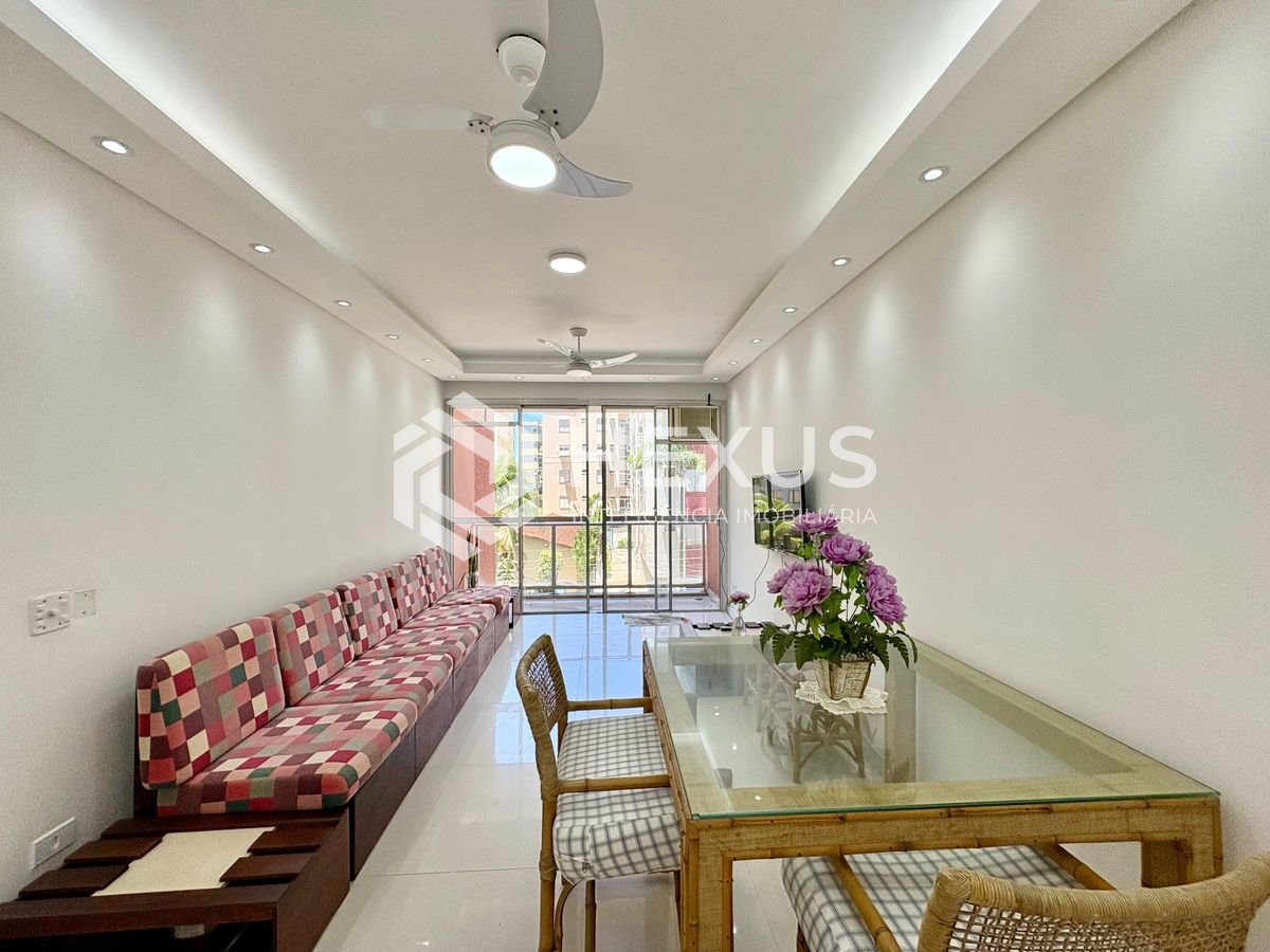 Foto 5 de Apartamento reformado com varanda na Praia da Enseada, Guaruja