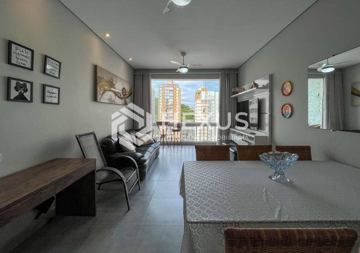 Foto 3 de Apartamento reformado com varanda vista mar na beira mar da Praia das Pitangueiras, Guaruja