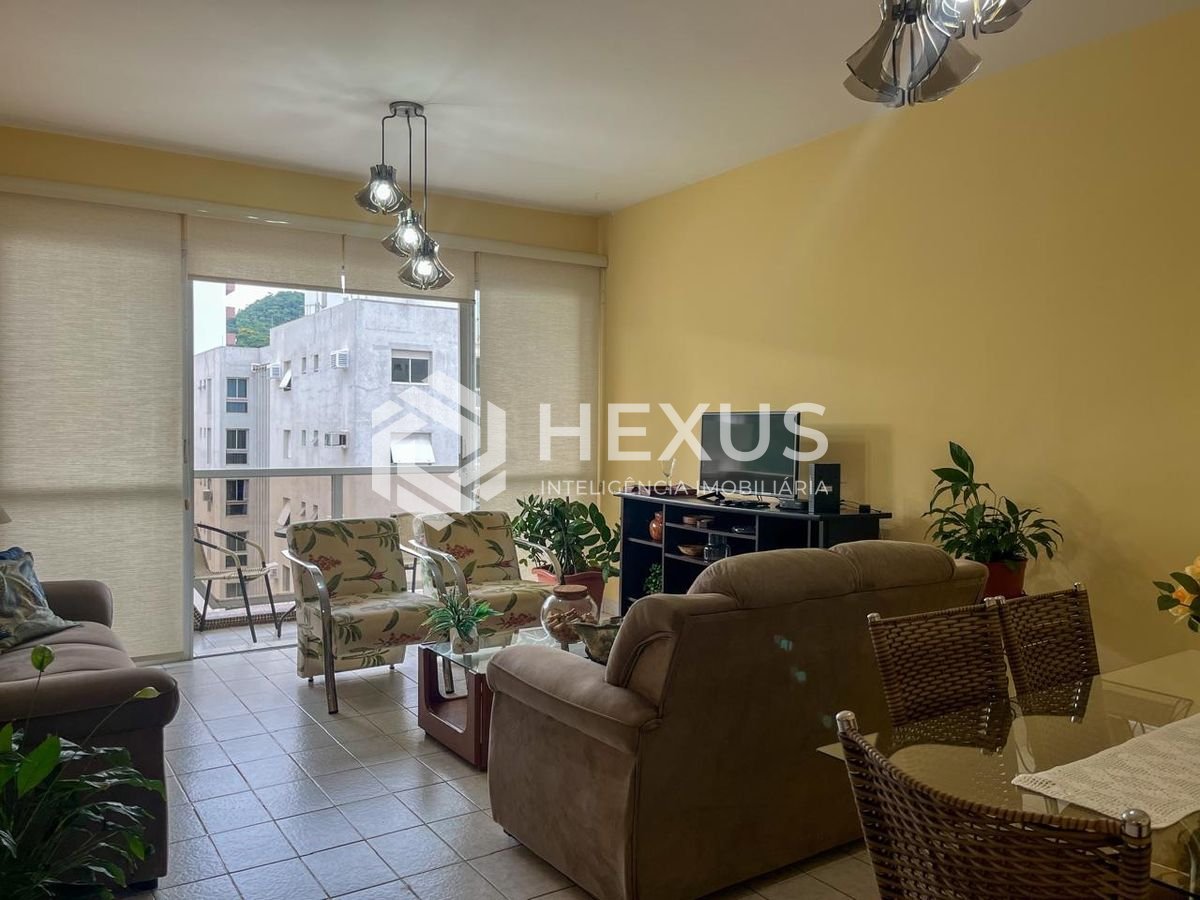 Foto 2 de Apartamento com varanda na quadra-mar da Praia das Pitangueiras, Guaruja