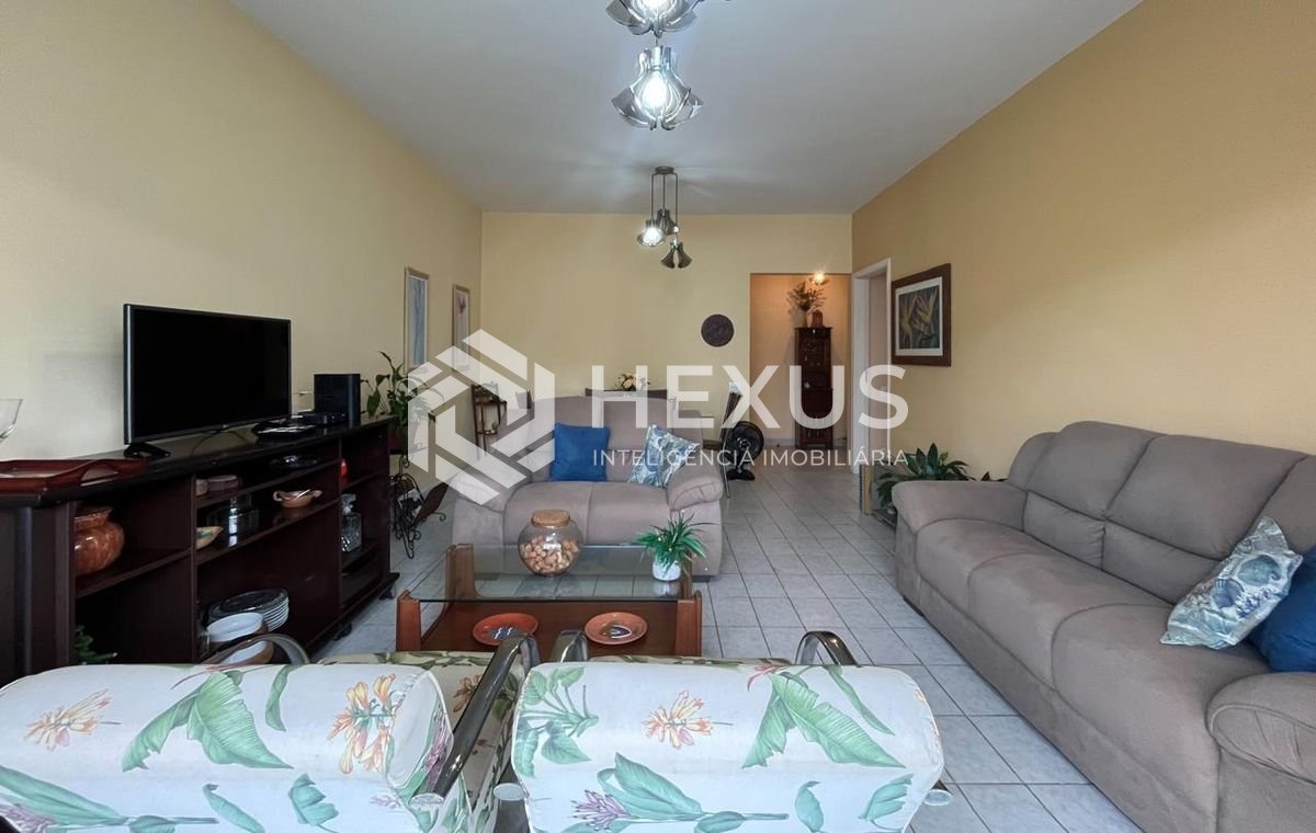 Foto 3 de Apartamento com varanda na quadra-mar da Praia das Pitangueiras, Guaruja