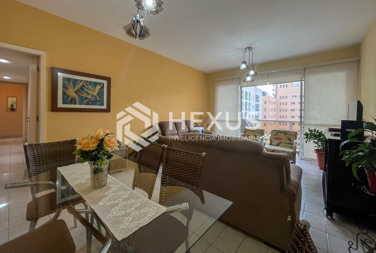 Foto 4 de Apartamento com varanda na quadra-mar da Praia das Pitangueiras, Guaruja