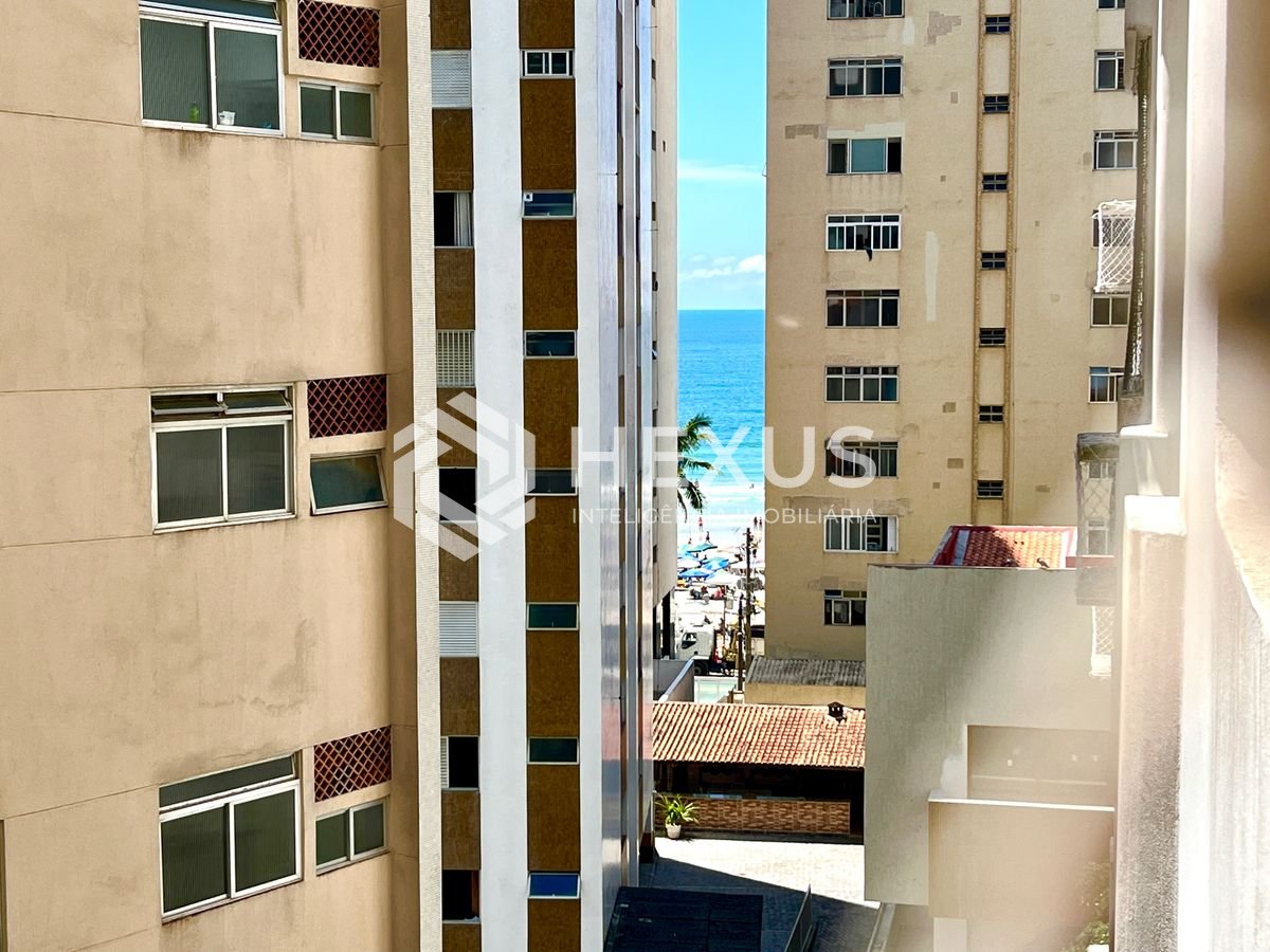 Foto 4 de Apartamento com varanda vista mar na beira mar da Praia das Pitangueiras, Guaruja