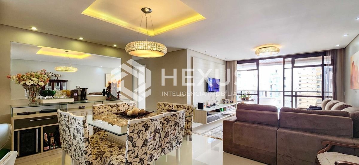 Foto 2 de Apartamento reformado com varanda e lazer a uma quadra da Praia das Pitangueiras, Guaruja