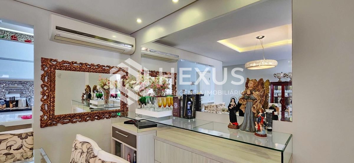Foto 4 de Apartamento reformado com varanda e lazer a uma quadra da Praia das Pitangueiras, Guaruja