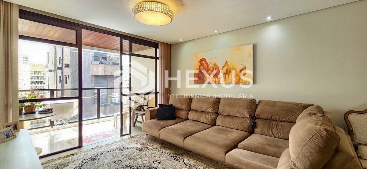 Foto 5 de Apartamento reformado com varanda e lazer a uma quadra da Praia das Pitangueiras, Guaruja