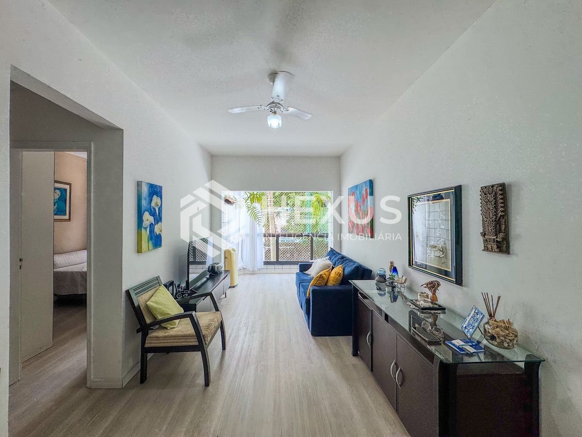 Foto 3 de Apartamento com varanda a 2 quadras da Praia das Astúrias, Guarujá