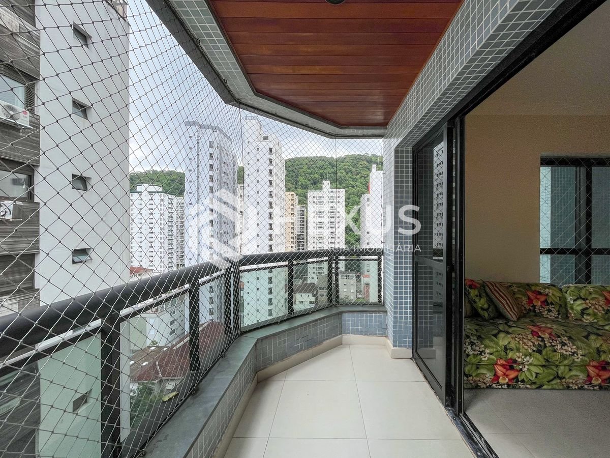 Foto 3 de Apartamento com varanda e lazer na Praia das Pitangueiras, Guaruja