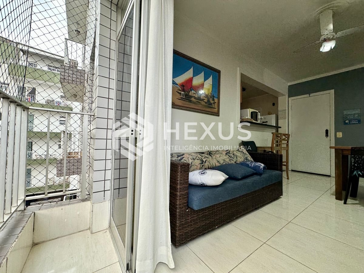 Foto 3 de Apartamento com varanda a 700m da praia na Enseada, Guarujá