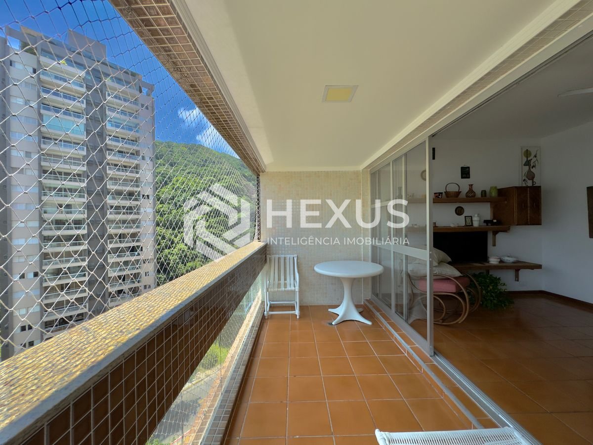 Foto 5 de Apartamento com varanda vista mar e lazer na beira mar da Praia das Pitangueiras, Guaruja