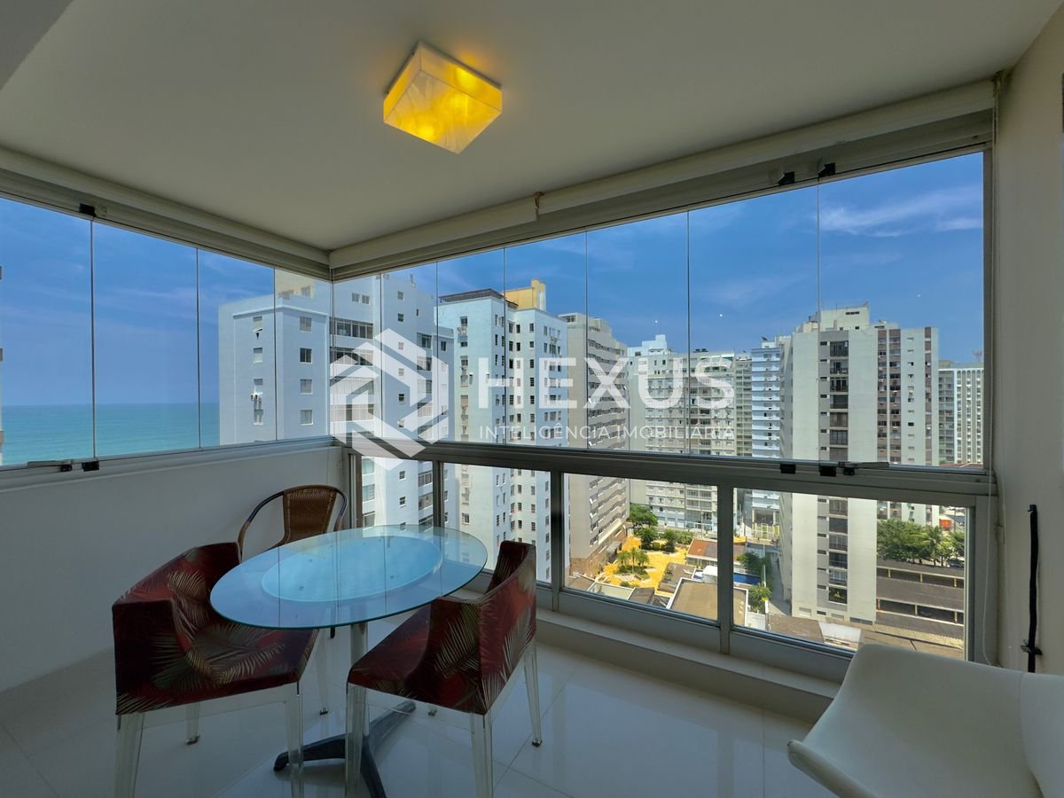 Foto 2 de Apartamento reformado com varanda e lazer na quadra mar da Praia das Pitangueiras à venda, Guarujá-SP.