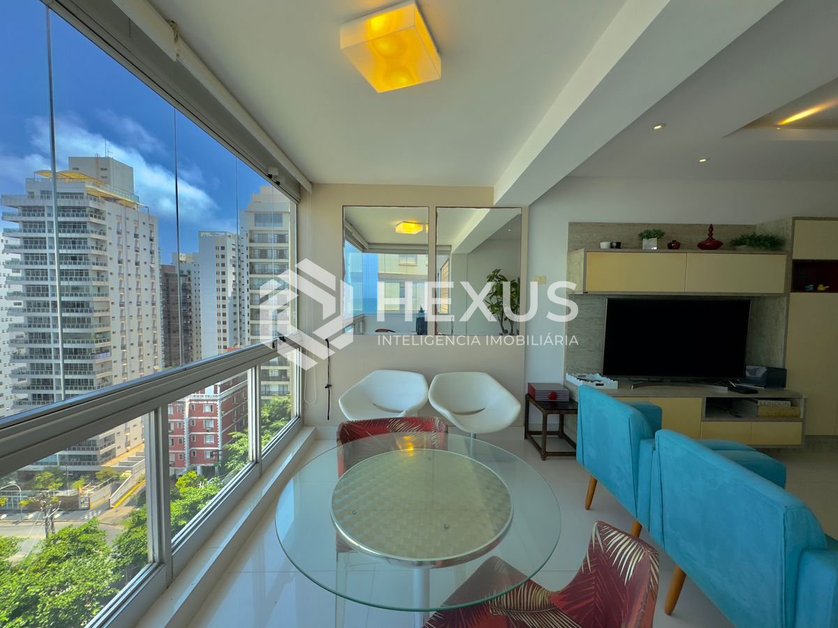 Foto 4 de Apartamento reformado com varanda e lazer na quadra mar da Praia das Pitangueiras à venda, Guarujá-SP.