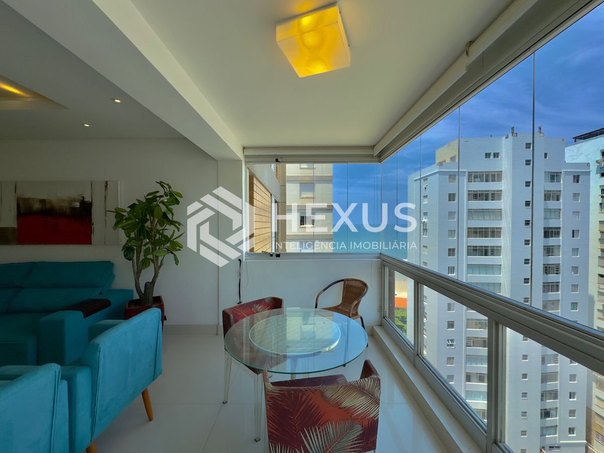 Foto 5 de Apartamento reformado com varanda e lazer na quadra mar da Praia das Pitangueiras à venda, Guarujá-SP.